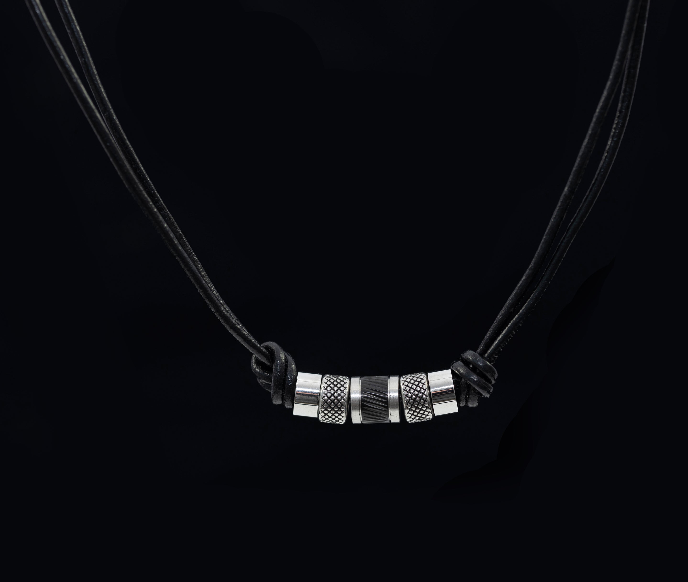 Schwarze Lederkette mit Edelstahl-Beads – Stilvoll & maskulin