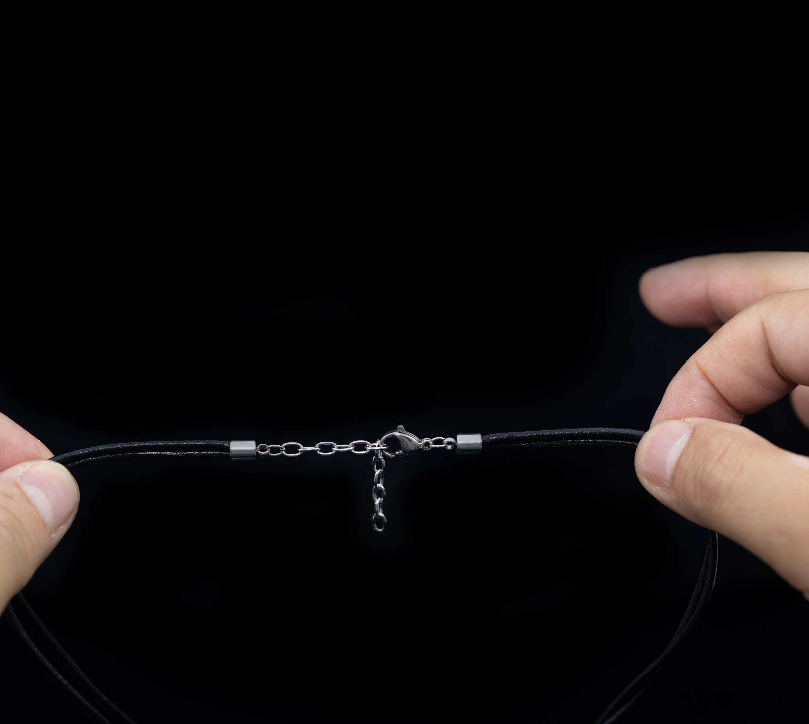 Schwarze Lederkette mit Edelstahl-Beads – Stilvoll & maskulin