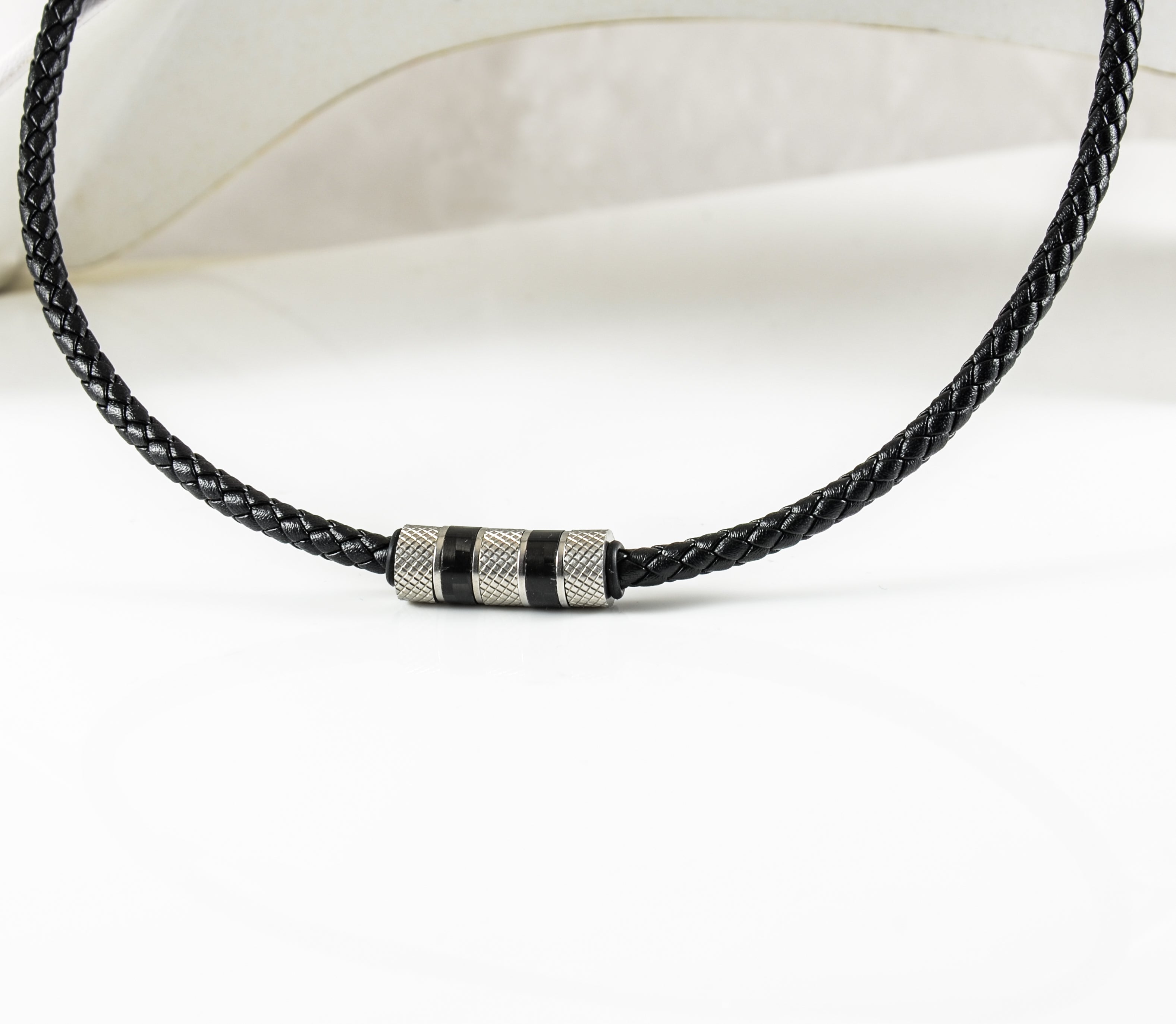 Exklusive Herren-Lederkette aus Rindsleder mit Edelstahl-Beads – Handgefertigte Eleganz