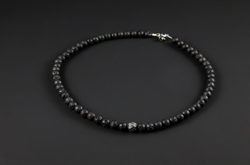 Einzigartige handgemachte Herren Perlenhalskette aus Lava mit Edelstahl Beads - Stilvolles Statement für maskuline Eleganz